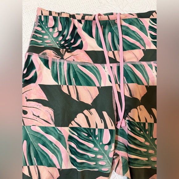 Nike Dri-Fit Women's Size medium Pink Boxed Botanical Fast Crop Leggings - Picture 2 of 5